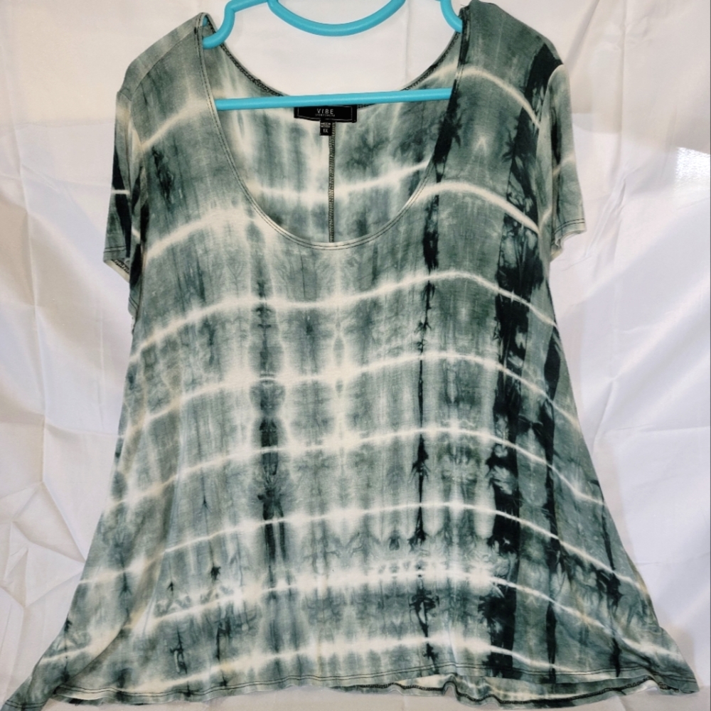 VIBE Sportswear Tie Dye top. Green and cream